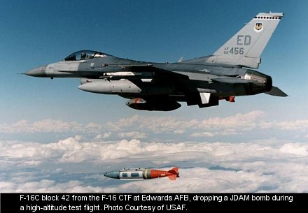 Largage d'une bombe GBU-31 JDAM par un F-16C Block-42